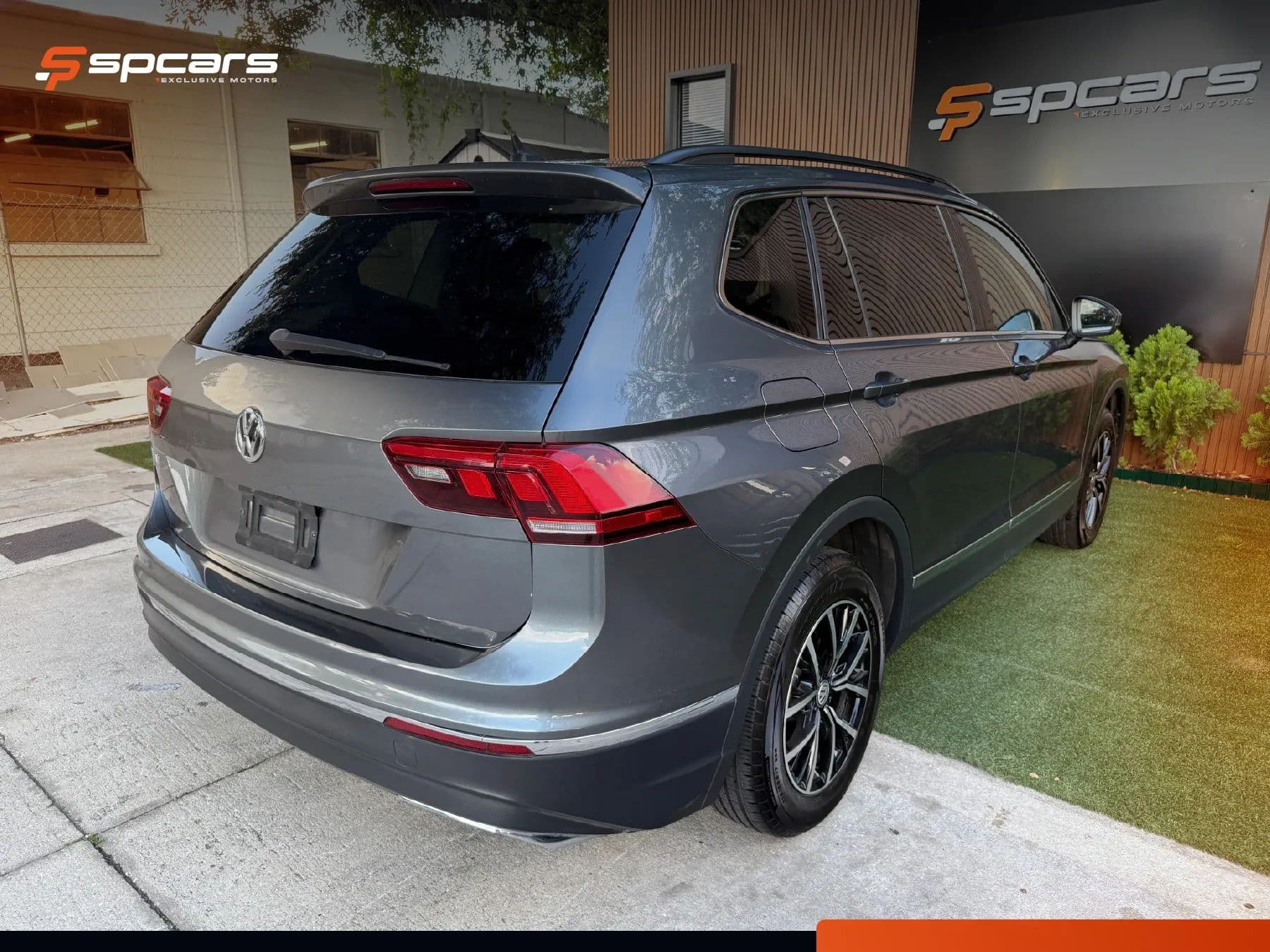 2021 Volkswagen Tiguan SE - Photo 2